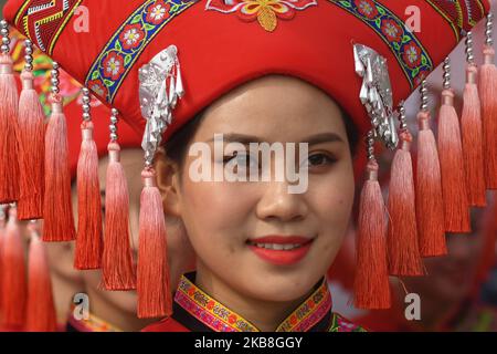 Ein Mädchen auf dem Podium, das ein traditionelles Volkstracht in der Region Guangxi trägt, das im Startbereich kurz vor dem Start der Eröffnungsphase, der 135,6km Beihai Stage, der 3. Cycling Tour de Guangxi 2019, zu sehen ist. Am Donnerstag, den 17. Oktober 2019, China. (Foto von Artur Widak/NurPhoto) Stockfoto