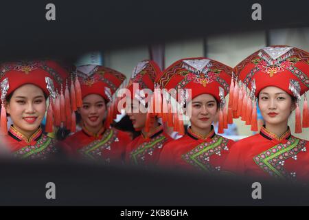 Podium-Mädchen tragen ein traditionelles Volkstracht in der Region Guangxi, gesehen im Startbereich kurz vor dem Start zur Eröffnungsphase, 135,6km Beihai Stage, der 3. Cycling Tour de Guangxi 2019, . Am Donnerstag, den 17. Oktober 2019, China. (Foto von Artur Widak/NurPhoto) Stockfoto