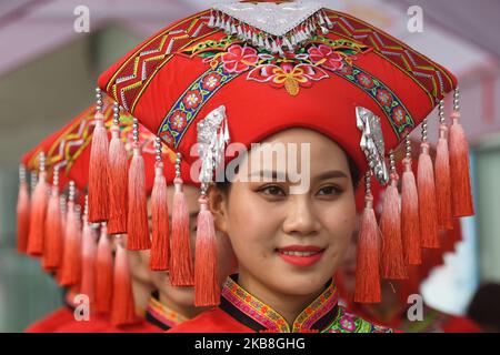 Ein Mädchen auf dem Podium, das ein traditionelles Volkstracht in der Region Guangxi trägt, das im Startbereich kurz vor dem Start der Eröffnungsphase, der 135,6km Beihai Stage, der 3. Cycling Tour de Guangxi 2019, zu sehen ist. Am Donnerstag, den 17. Oktober 2019, China. (Foto von Artur Widak/NurPhoto) Stockfoto