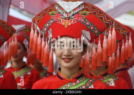 Eine Gruppe von Mädchen auf dem Podium, die ein traditionelles Volkstracht in der Region Guangxi tragen, gesehen im Startbereich kurz vor dem Start zur Eröffnungsphase, der 135,6km Beihai Stage, der 3. Cycling Tour de Guangxi 2019, . Am Donnerstag, den 17. Oktober 2019, China. (Foto von Artur Widak/NurPhoto) Stockfoto