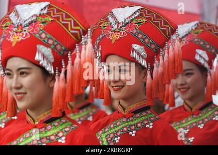 Podium-Mädchen tragen ein traditionelles Volkstracht in der Region Guangxi, gesehen im Startbereich kurz vor dem Start zur Eröffnungsphase, 135,6km Beihai Stage, der 3. Cycling Tour de Guangxi 2019, . Am Donnerstag, den 17. Oktober 2019, China. (Foto von Artur Widak/NurPhoto) Stockfoto