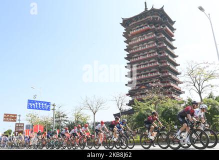 Ben Swift und Christopher Lawless, beide aus Großbritannien und dem Team Ineos, führten das Hauptfeld während der zweiten Etappe, der Beihai-Qinzhou-Etappe 152,3km, der 3. erschienenen Cycling Tour de Guangxi 2019, an. Am Freitag, den 18. Oktober 2019, China. (Foto von Artur Widak/NurPhoto) Stockfoto