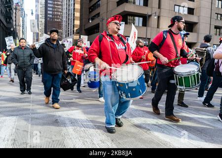 Streikende öffentliche Schullehrer und andere gewerkschaftlich organisierte Mitarbeiter und ihre Unterstützer marschieren am zweiten Tag ihres Streiks am 18. Oktober 2019 in Chicago durch den Loop. Die Chicago Teachers Union gab heute bekannt, dass sie sich noch in Vertragsverhandlungen mit der Stadt befinden, die bis zum Wochenende geht. (Foto von Max Herman/NurPhoto) Stockfoto