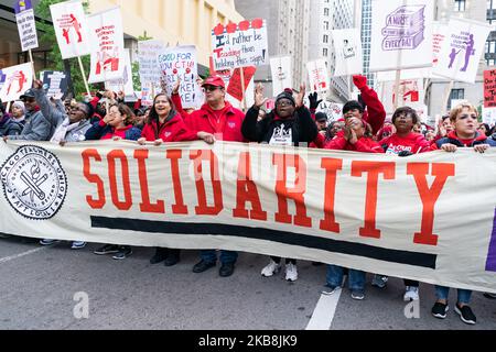 Streikende öffentliche Schullehrer und andere gewerkschaftlich organisierte Mitarbeiter und ihre Unterstützer marschieren am zweiten Tag ihres Streiks am 18. Oktober 2019 in Chicago durch den Loop. Die Chicago Teachers Union gab heute bekannt, dass sie sich noch in Vertragsverhandlungen mit der Stadt befinden, die bis zum Wochenende geht. (Foto von Max Herman/NurPhoto) Stockfoto