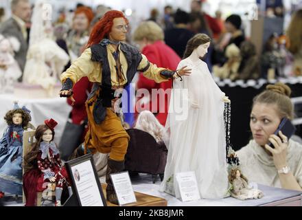 Puppen, die am 18. Oktober 2019 auf dem XX. Internationalen Salon von Author's Doll und Teddy 'Fashion Doll' ('Modna lyalka') in Kiew, Ukraine, gesehen wurden. Die jährliche internationale Schau der Autorenpuppe und des Teddys „Fashion Doll“ seit acht Jahren zieht die Aufmerksamkeit von Tausenden von Meistern, Künstlern, Sammlern und Liebhabern der Puppenkunst in der Ukraine und der weltweiten Kunstszene an. Ukrainische und ausländische Meister, Künstler, Kunstwerkstätten und Ateliers nehmen an der Show Teil und präsentieren den Besuchern eine großartige Ausstellung der Autorensammlung Puppen, OOAK Puppen, antike Puppen, Innenpuppen, BJD, Puppen von verschiedenen Stockfoto