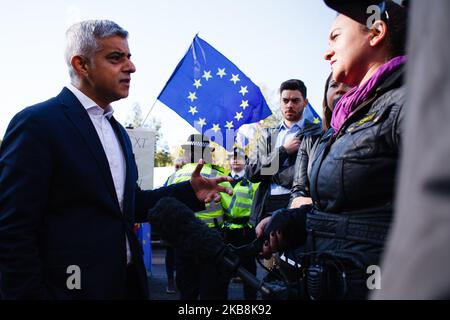 Sadiq Khan, der Bürgermeister von London, gibt ein Interview, während sich Demonstranten am 19. Oktober 2019 in London, England, auf der Park Lane zum massenmarsch „Together for the Final Say“ versammeln, der von der „People's Vote“-Kampagne für ein zweites Brexit-Referendum organisiert wird. Die politische Krise Großbritanniens im Hinblick auf den Brexit hat wieder einmal eine Fieberbrigkeit erreicht, da der Austritt Großbritanniens aus der EU vom 31. Oktober näher rückt, wobei die Abgeordneten und die Öffentlichkeit in dieser Frage wie immer gespalten sind. Die Aktivisten für das sogenannte Volksentscheid oder das „endgültige Sagen“-Referendum argumentieren, dass die Art des Brexit, den die Regierung von Boris Johnson anbietet, sich voneinander entfernt hat Stockfoto