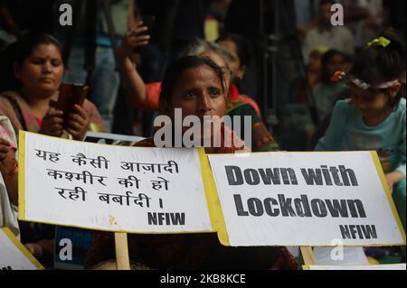 Menschen nehmen an einem von den Bürgern Indiens organisierten Protest Teil, der Solidarität mit den Menschen in Kaschmir zeigt, nachdem die indische Regierung Artikel 370, der Jammu und Kaschmir am 19. Oktober 2019 in Jantar Mantar in Neu-Delhi Indien einen Sonderstatus verleiht, aufgehoben hatte (Foto: Nasir Kachroo/NurPhoto) Stockfoto