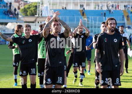 Spezia Calcio Spieler feiern den Sieg des italienischen Serie B 2019/2020-Spiels zwischen Pescara Calcio 1936 und Spezia Calcio 1906 im Stadio Adriatico Giovanni Cornacchia am 19. Oktober 2019 in Pescara, Italien. (Foto von Danilo Di Giovanni/NurPhoto) Stockfoto