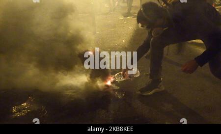 Ein Unabhängigkeitsprotest löscht am 18. Oktober 2019 Tränengas bei Plaça Urquinaona in Barcelona, Spanien. (Foto: Emily Molli/NurPhoto) Stockfoto