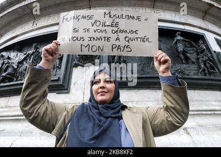 Frau hält ein Plakat mit der Aufschrift „Französischer Muslm und verschleiert: Wenn ich Sie belästige, lade ich Sie ein, dieses Land zu verlassen » während einer Demonstration am 19. Oktober 2019 auf dem Place de la Republique in Paris. Ein neuer Streit über den Säkularismus und das Tragen des islamischen Hijabs in öffentlichen Gebäuden ist in Frankreich ausgebrochen, nachdem eine rechtsextreme Politikerin eine Frau gebeten hatte, die ihren Sohn und andere Kinder auf einer Schulreise begleitete, ihr Kopftuch zu entfernen. (Foto von Michel Stoupak/NurPhoto) Stockfoto