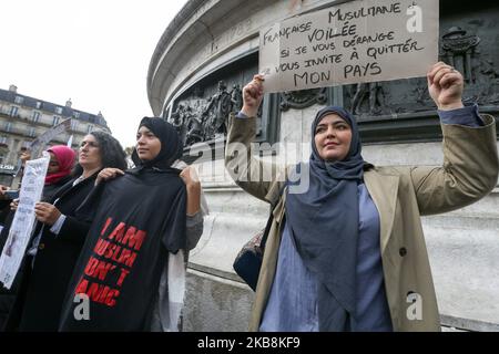 Frau hält ein Plakat mit der Aufschrift „Französischer Muslm und verschleiert: Wenn ich Sie belästige, lade ich Sie ein, dieses Land zu verlassen » während einer Demonstration am 19. Oktober 2019 auf dem Place de la Republique in Paris. Ein neuer Streit über den Säkularismus und das Tragen des islamischen Hijabs in öffentlichen Gebäuden ist in Frankreich ausgebrochen, nachdem eine rechtsextreme Politikerin eine Frau gebeten hatte, die ihren Sohn und andere Kinder auf einer Schulreise begleitete, ihr Kopftuch zu entfernen. (Foto von Michel Stoupak/NurPhoto) Stockfoto