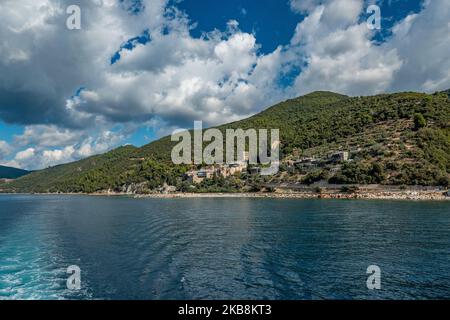 Docheiariou Eastern or Greek Orthodox Monastery at Mount Athos Peninsula in the Autonomous Monastic State of the Holy Mountain Agion Oros, Chalkidiki, Central Macedonia Griechenland on 6. October 2019. Das Kloster wurde im 10.. Jahrhundert erbaut und ist den Erzengeln Michael und Gabriel mit historischer, architektonischer und religiöser Bedeutung gewidmet. Das Kloster beherbergt die für Christen sehr wichtige Ikone der Jungfrau „Gorgoepikoos“ oder „die schnell unsere Gebete hört“. (Foto von Nicolas Economou/NurPhoto) Stockfoto