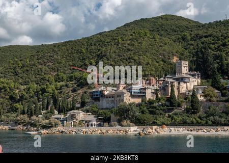 Docheiariou Eastern or Greek Orthodox Monastery at Mount Athos Peninsula in the Autonomous Monastic State of the Holy Mountain Agion Oros, Chalkidiki, Central Macedonia Griechenland on 6. October 2019. Das Kloster wurde im 10.. Jahrhundert erbaut und ist den Erzengeln Michael und Gabriel mit historischer, architektonischer und religiöser Bedeutung gewidmet. Das Kloster beherbergt die für Christen sehr wichtige Ikone der Jungfrau „Gorgoepikoos“ oder „die schnell unsere Gebete hört“. (Foto von Nicolas Economou/NurPhoto) Stockfoto