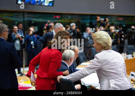 Ursula von der Leyen, designierte Präsidentin der Europäischen Kommission, spricht mit der österreichischen Bundeskanzlerin Brigitte Bierlein. Die europäischen Staats- und Regierungschefs sprechen am zweiten Tag des EU-Spitzenpolitikgipfels ohne den britischen Premierminister Boris Johnson am 18. Oktober 2019 in Brüssel, Belgien, vor den Gesprächen am Runden Tisch. Die Verhandlungsführer der EU und des Vereinigten Königreichs kündigten eine Einigung über den Austritt des Vereinigten Königreichs aus der Europäischen Union, den Brexit, an. (Foto von Nicolas Economou/NurPhoto) Stockfoto