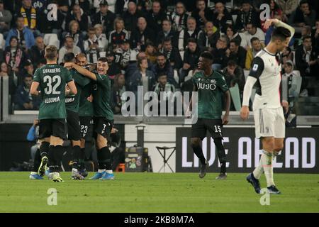 Larangeira Danilo vom FC Bologna feiert mit seinen Teamkollegen das HIS-Tor während des Serie-A-Spiels zwischen Juventus und dem FC Bologna am 19. Oktober 2019 im Allianz-Stadion in Turin, Italien. (Foto von Giuseppe Cottini/NurPhoto) Stockfoto