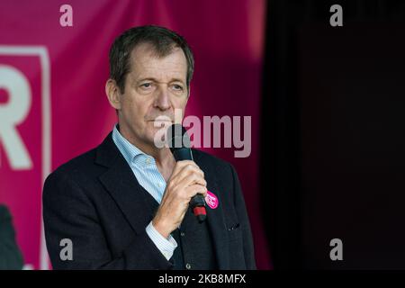 Alastair Campbell spricht während einer Kundgebung auf dem Parliament Square, während Hunderttausende von Menschen am Anti-Brexit-marsch „Together for the Final Say“ durch das Zentrum von London teilnehmen, um am 19. Oktober 2019 in London, England, eine öffentliche Abstimmung über das Ergebnis des Brexit zu fordern. Die Demonstration fällt mit einer Notsitzung des Parlaments am Samstag zusammen, bei der Abgeordnete die Zustimmung zu Boris Johnsons EU-Austrittsabkommen verweigern. (Foto von Wiktor Szymanowicz/NurPhoto) Stockfoto