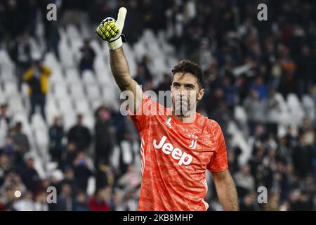 Juventus-Torwart Gianluigi Buffon (77) begrüßt die Fans von Juventus-Fans während des Fußballspiels Nr.8 JUVENTUS - BOLOGNA am 19. Oktober 2019 im Allianz-Stadion in Turin, Piemont, Italien. Endergebnis: Juventus-Bologna 2-1.(Foto von Matteo Bottanelli/NurPhoto) Stockfoto