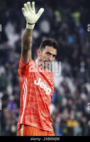 Juventus-Torwart Gianluigi Buffon (77) begrüßt die Fans von Juventus-Fans während des Fußballspiels Nr.8 JUVENTUS - BOLOGNA am 19. Oktober 2019 im Allianz-Stadion in Turin, Piemont, Italien. Endergebnis: Juventus-Bologna 2-1.(Foto von Matteo Bottanelli/NurPhoto) Stockfoto