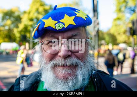 Anti-Brexit-Demonstranten nehmen am 19.. Oktober 2019 in London, Großbritannien, an der Kundgebung „Together for the Final Say“ Teil. Wenige Tage bevor der Brexit Realität wird, fand in London einer der größten öffentlichen Proteste in der britischen Geschichte statt. Mehr als eine Million Menschen nahmen an einer Massenversammlung außerhalb des parlaments Teil, um der Regierung und den Abgeordneten klar und deutlich zu vermitteln, dass sie den Menschen vertrauen sollten, nicht Boris Johnson, um die Brexit-Krise zu lösen. Auf dem Parliament Square wurden Reden führender parteiübergreifender Politiker und prominenter Stimmen gehalten, die eine Volksabstimmung unterstützen. (Foto von Romy Arroyo F Stockfoto
