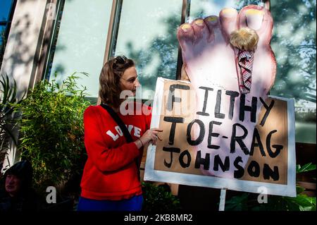 Anti-Brexit-Demonstranten nehmen am 19.. Oktober 2019 in London, Großbritannien, an der Kundgebung „Together for the Final Say“ Teil. Wenige Tage bevor der Brexit Realität wird, fand in London einer der größten öffentlichen Proteste in der britischen Geschichte statt. Mehr als eine Million Menschen nahmen an einer Massenversammlung außerhalb des parlaments Teil, um der Regierung und den Abgeordneten klar und deutlich zu vermitteln, dass sie den Menschen vertrauen sollten, nicht Boris Johnson, um die Brexit-Krise zu lösen. Auf dem Parliament Square wurden Reden führender parteiübergreifender Politiker und prominenter Stimmen gehalten, die eine Volksabstimmung unterstützen. (Foto von Romy Arroyo F Stockfoto