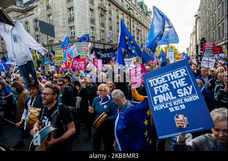 Anti-Brexit-Demonstranten nehmen am 19.. Oktober 2019 in London, Großbritannien, an der Kundgebung „Together for the Final Say“ Teil. Wenige Tage bevor der Brexit Realität wird, fand in London einer der größten öffentlichen Proteste in der britischen Geschichte statt. Mehr als eine Million Menschen nahmen an einer Massenversammlung außerhalb des parlaments Teil, um der Regierung und den Abgeordneten klar und deutlich zu vermitteln, dass sie den Menschen vertrauen sollten, nicht Boris Johnson, um die Brexit-Krise zu lösen. Auf dem Parliament Square wurden Reden führender parteiübergreifender Politiker und prominenter Stimmen gehalten, die eine Volksabstimmung unterstützen. (Foto von Romy Arroyo F Stockfoto