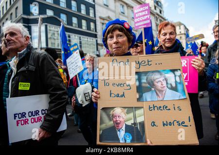 Anti-Brexit-Demonstranten nehmen am 19.. Oktober 2019 in London, Großbritannien, an der Kundgebung „Together for the Final Say“ Teil. Wenige Tage bevor der Brexit Realität wird, fand in London einer der größten öffentlichen Proteste in der britischen Geschichte statt. Mehr als eine Million Menschen nahmen an einer Massenversammlung außerhalb des parlaments Teil, um der Regierung und den Abgeordneten klar und deutlich zu vermitteln, dass sie den Menschen vertrauen sollten, nicht Boris Johnson, um die Brexit-Krise zu lösen. Auf dem Parliament Square wurden Reden führender parteiübergreifender Politiker und prominenter Stimmen gehalten, die eine Volksabstimmung unterstützen. (Foto von Romy Arroyo F Stockfoto