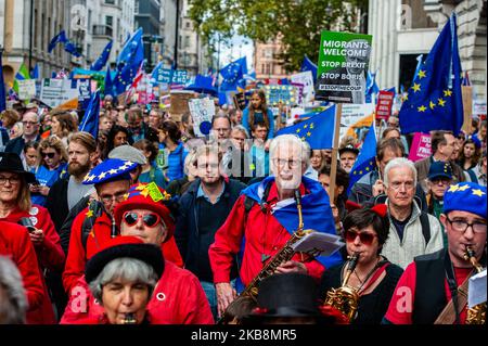 Anti-Brexit-Demonstranten nehmen am 19.. Oktober 2019 in London, Großbritannien, an der Kundgebung „Together for the Final Say“ Teil. Wenige Tage bevor der Brexit Realität wird, fand in London einer der größten öffentlichen Proteste in der britischen Geschichte statt. Mehr als eine Million Menschen nahmen an einer Massenversammlung außerhalb des parlaments Teil, um der Regierung und den Abgeordneten klar und deutlich zu vermitteln, dass sie den Menschen vertrauen sollten, nicht Boris Johnson, um die Brexit-Krise zu lösen. Auf dem Parliament Square wurden Reden führender parteiübergreifender Politiker und prominenter Stimmen gehalten, die eine Volksabstimmung unterstützen. (Foto von Romy Arroyo F Stockfoto
