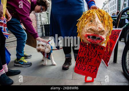 Die Demonstranten tragen ein Abbild des politischen britischen Premierministers Boris Johnson während des „Zusammen zum letzten Wort“-marsches am 19. Oktober 2019 in London, England. Wenige Tage bevor der Brexit Realität wird, fand in London einer der größten öffentlichen Proteste in der britischen Geschichte statt. Mehr als eine Million Menschen nahmen an einer Massenversammlung außerhalb des parlaments Teil, um der Regierung und den Abgeordneten klar und deutlich zu vermitteln, dass sie den Menschen vertrauen sollten, nicht Boris Johnson, um die Brexit-Krise zu lösen. Auf dem Parliament Square wurden Reden von führenden parteiübergreifenden Politikern und Prominenten von vo gehalten Stockfoto