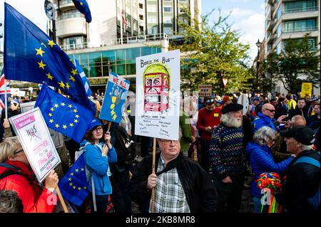 Anti-Brexit-Demonstranten nehmen am 19.. Oktober 2019 in London, Großbritannien, an der Kundgebung „Together for the Final Say“ Teil. Wenige Tage bevor der Brexit Realität wird, fand in London einer der größten öffentlichen Proteste in der britischen Geschichte statt. Mehr als eine Million Menschen nahmen an einer Massenversammlung außerhalb des parlaments Teil, um der Regierung und den Abgeordneten klar und deutlich zu vermitteln, dass sie den Menschen vertrauen sollten, nicht Boris Johnson, um die Brexit-Krise zu lösen. Auf dem Parliament Square wurden Reden führender parteiübergreifender Politiker und prominenter Stimmen gehalten, die eine Volksabstimmung unterstützen. (Foto von Romy Arroyo F Stockfoto