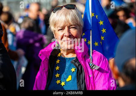 Anti-Brexit-Demonstranten nehmen am 19.. Oktober 2019 in London, Großbritannien, an der Kundgebung „Together for the Final Say“ Teil. Wenige Tage bevor der Brexit Realität wird, fand in London einer der größten öffentlichen Proteste in der britischen Geschichte statt. Mehr als eine Million Menschen nahmen an einer Massenversammlung außerhalb des parlaments Teil, um der Regierung und den Abgeordneten klar und deutlich zu vermitteln, dass sie den Menschen vertrauen sollten, nicht Boris Johnson, um die Brexit-Krise zu lösen. Auf dem Parliament Square wurden Reden führender parteiübergreifender Politiker und prominenter Stimmen gehalten, die eine Volksabstimmung unterstützen. (Foto von Romy Arroyo F Stockfoto
