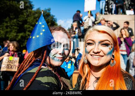 Anti-Brexit-Demonstranten nehmen am 19.. Oktober 2019 in London, Großbritannien, an der Kundgebung „Together for the Final Say“ Teil. Wenige Tage bevor der Brexit Realität wird, fand in London einer der größten öffentlichen Proteste in der britischen Geschichte statt. Mehr als eine Million Menschen nahmen an einer Massenversammlung außerhalb des parlaments Teil, um der Regierung und den Abgeordneten klar und deutlich zu vermitteln, dass sie den Menschen vertrauen sollten, nicht Boris Johnson, um die Brexit-Krise zu lösen. Auf dem Parliament Square wurden Reden führender parteiübergreifender Politiker und prominenter Stimmen gehalten, die eine Volksabstimmung unterstützen. (Foto von Romy Arroyo F Stockfoto
