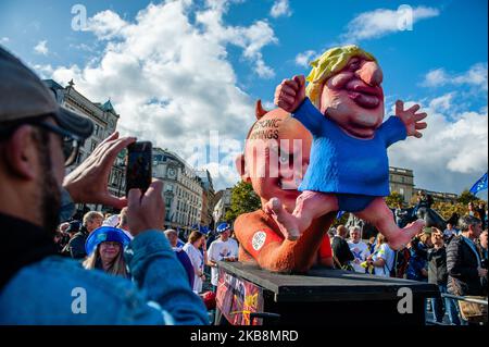 Die Demonstranten tragen ein Abbild des politischen Beraters Dominic Cummings und des britischen Premierministers Boris Johnson während des „Together for the Final Say“-marsches am 19. Oktober 2019 in London, England. Wenige Tage bevor der Brexit Realität wird, fand in London einer der größten öffentlichen Proteste in der britischen Geschichte statt. Mehr als eine Million Menschen nahmen an einer Massenversammlung außerhalb des parlaments Teil, um der Regierung und den Abgeordneten klar und deutlich zu vermitteln, dass sie den Menschen vertrauen sollten, nicht Boris Johnson, um die Brexit-Krise zu lösen. Auf dem Parliament Square wurden Reden von führenden parteiübergreifenden Parteien gehalten Stockfoto