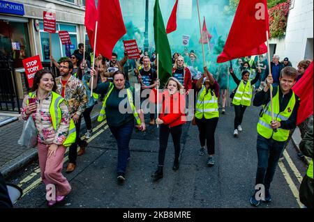 Anti-Brexit-Demonstranten nehmen am 19.. Oktober 2019 in London, Großbritannien, an der Kundgebung „Together for the Final Say“ Teil. Wenige Tage bevor der Brexit Realität wird, fand in London einer der größten öffentlichen Proteste in der britischen Geschichte statt. Mehr als eine Million Menschen nahmen an einer Massenversammlung außerhalb des parlaments Teil, um der Regierung und den Abgeordneten klar und deutlich zu vermitteln, dass sie den Menschen vertrauen sollten, nicht Boris Johnson, um die Brexit-Krise zu lösen. Auf dem Parliament Square wurden Reden führender parteiübergreifender Politiker und prominenter Stimmen gehalten, die eine Volksabstimmung unterstützen. (Foto von Romy Arroyo F Stockfoto