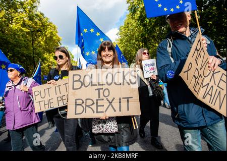 Anti-Brexit-Demonstranten nehmen am 19.. Oktober 2019 in London, Großbritannien, an der Kundgebung „Together for the Final Say“ Teil. Wenige Tage bevor der Brexit Realität wird, fand in London einer der größten öffentlichen Proteste in der britischen Geschichte statt. Mehr als eine Million Menschen nahmen an einer Massenversammlung außerhalb des parlaments Teil, um der Regierung und den Abgeordneten klar und deutlich zu vermitteln, dass sie den Menschen vertrauen sollten, nicht Boris Johnson, um die Brexit-Krise zu lösen. Auf dem Parliament Square wurden Reden führender parteiübergreifender Politiker und prominenter Stimmen gehalten, die eine Volksabstimmung unterstützen. (Foto von Romy Arroyo F Stockfoto