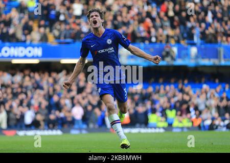 Chelseas Marcos Alonso feiert das erste Tor seiner Seite während des Premier League-Spiels zwischen Chelsea und Newcastle United in Stamford Bridge, London am Samstag, 19.. Oktober 2019. (Foto von Leila Coker/ MI News/NurPhoto) Stockfoto