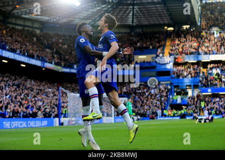 Chelseas Marcos Alonso feiert das erste Tor seiner Seite während des Premier League-Spiels zwischen Chelsea und Newcastle United in Stamford Bridge, London am Samstag, 19.. Oktober 2019. (Foto von Leila Coker/ MI News/NurPhoto) Stockfoto