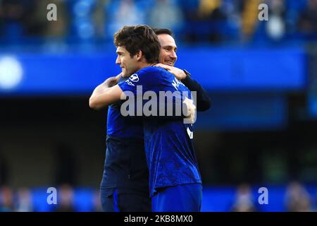 Chelseas-Cheftrainer Frank Lampard und Chelseas Marcos Alonso umarmen sich nach dem Premier League-Spiel zwischen Chelsea und Newcastle United am Samstag, 19.. Oktober 2019, in Stamford Bridge, London. (Foto von Leila Coker/ MI News/NurPhoto) Stockfoto