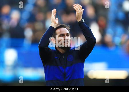 Chelseas-Cheftrainer Frank Lampard applaudiert den Chelsea-Fans nach dem Premier League-Spiel zwischen Chelsea und Newcastle United am Samstag, dem 19.. Oktober 2019 in Stamford Bridge, London. (Foto von Leila Coker/ MI News/NurPhoto) Stockfoto