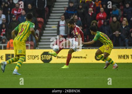 Ryan Shotton von Middlesbrough spielt den Ball unter dem Druck von Matheus Pereira von West Bromwich Albion während des Sky Bet Championship-Spiels zwischen Middlesbrough und West Bromwich Albion am Samstag, dem 19.. Oktober 2019 im Riverside Stadium, Middlesbrough. (Foto von Iam Burn/MI News/NurPhoto) Stockfoto