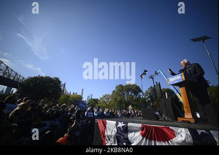 Sen. Bernie Sanders aus Vermont spricht auf der Bühne, nachdem er die Unterstützung von Alexandria Ocasio-Cortez während einer Bernies Back Kundgebung in Queens, NY, am 19. Oktober 2019 erhalten hatte. (Foto von Bastiaan Slabbers/NurPhoto) Stockfoto