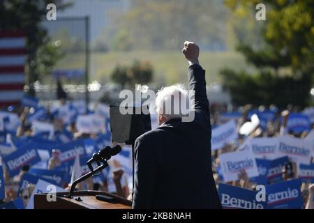 Sen. Bernie Sanders aus Vermont spricht auf der Bühne, nachdem er die Unterstützung von Alexandria Ocasio-Cortez während einer Bernies Back Kundgebung in Queens, NY, am 19. Oktober 2019 erhalten hatte. (Foto von Bastiaan Slabbers/NurPhoto) Stockfoto