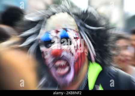 Ein als Clown getarnter Teilnehmer nimmt am 19. Oktober 2019 in Mexiko-Stadt, Mexiko, am jährlichen zombie Walk im Monumento of Revolucion Teil (Foto: Eyepix/NurPhoto) Stockfoto