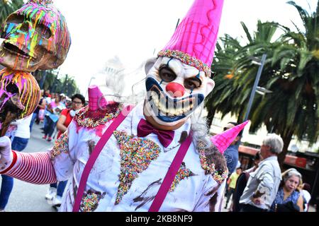 Ein als Clown getarnter Teilnehmer nimmt am 19. Oktober 2019 in Mexiko-Stadt, Mexiko, am jährlichen zombie Walk im Monumento of Revolucion Teil (Foto: Eyepix/NurPhoto) Stockfoto