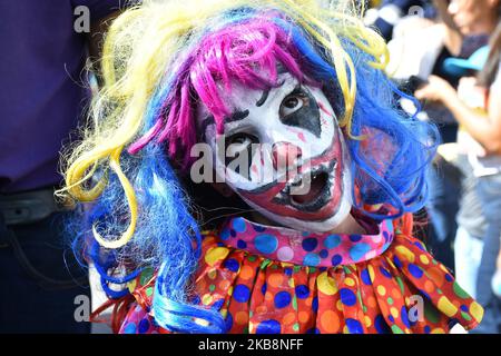Ein als Clown getarnter Teilnehmer nimmt am 19. Oktober 2019 in Mexiko-Stadt, Mexiko, am jährlichen zombie Walk im Monumento of Revolucion Teil (Foto: Eyepix/NurPhoto) Stockfoto
