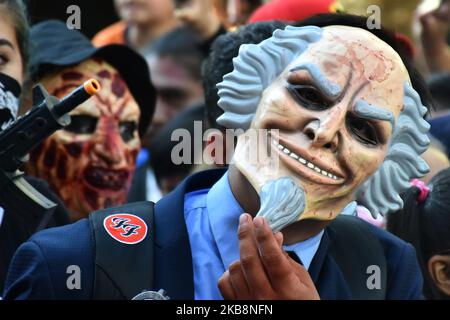 Ein Teilnehmer wird beim jährlichen zombie Walk am 19. Oktober 2019 im Monumento of Revolucion in Mexiko-Stadt, Mexiko, gesehen (Foto: Eyepix/NurPhoto) Stockfoto