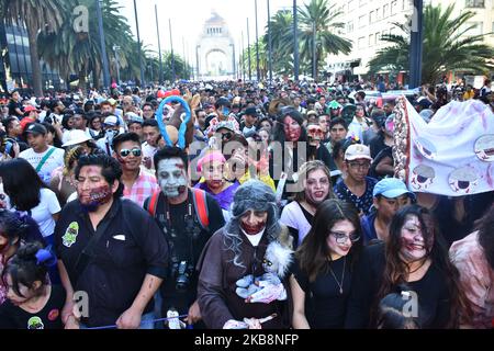 Ein Teilnehmer wird beim jährlichen zombie Walk am 19. Oktober 2019 im Monumento of Revolucion in Mexiko-Stadt, Mexiko, gesehen (Foto: Eyepix/NurPhoto) Stockfoto