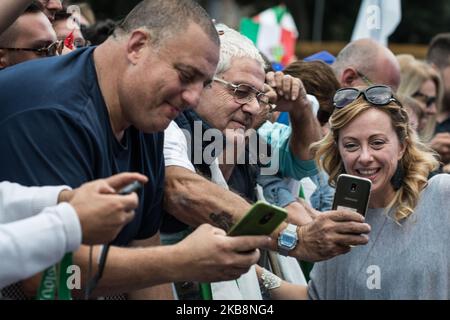 Die Brüder der italienischen Parteichef Giorgia Meloni macht ein Selfie mit Anhängern während einer Kundgebung in Rom am Samstag, den 19. Oktober 2019. Tausende von Demonstranten versammeln sich in Rom zu einer so genannten „Italienischen Pride“-Kundgebung, bei der die rechte Liga von Salvini, die rechtsextremen italienischen Brüder von Giorgia Meloni und die Forza Italia des ehemaligen Premierministers Silvio Berlusconi zusammenkommen. Am 19. Oktober 2019 in Rom, Italien. (Foto von Andrea Ronchini/NurPhoto) Stockfoto