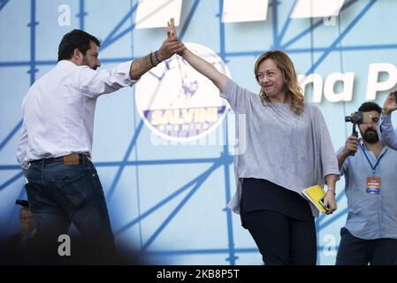 Matteo Salvini stellt auf der Bühne den Anführer von Fratelli d'Italia Giorgia Meloni während einer von der Lega-Partei organisierten Kundgebung vor, um gegen die aktuelle italienische Regierung zu protestieren. Rom, 19.. Oktober 2019. (Foto von Jacopo Landi/NurPhoto) Stockfoto