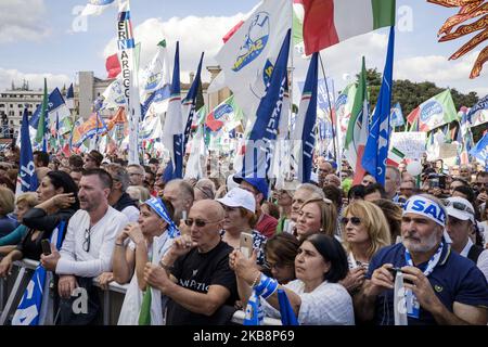 Die Menschen versammeln sich zu einer von der Lega-Partei organisierten Kundgebung, um gegen die aktuelle italienische Regierung zu protestieren. Rom, 19.. Oktober 2019. (Foto von Jacopo Landi/NurPhoto) Stockfoto