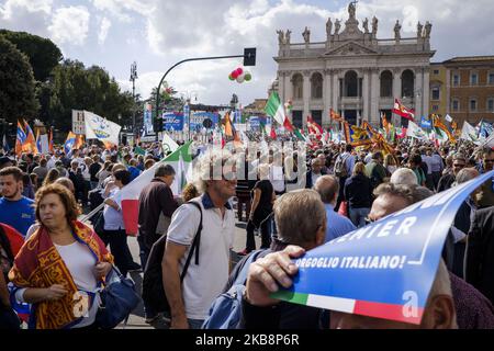 Die Menschen versammeln sich zu einer von der Lega-Partei organisierten Kundgebung, um gegen die aktuelle italienische Regierung zu protestieren. Rom, 19.. Oktober 2019. (Foto von Jacopo Landi/NurPhoto) Stockfoto